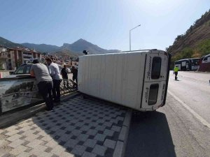 Yayaya Çarpmamak İçin Manevra Yapan Minibüs Yan Yattı
