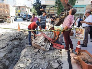 Doğalgaz Çalışmasında Çıkan Lahit Kamyona Yüklenerek Müzeye Taşındı