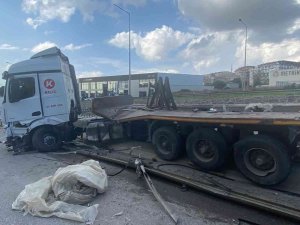 D-100’de Lastiği Patlayan Tır Bariyere Girdi, Tonlarca Ağırlıktaki Demir Rulolar Yola Düştü