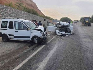 Otomobil İle Hafif Ticari Araç Kafa Kafaya Çarpıştı: 3 Yaralı