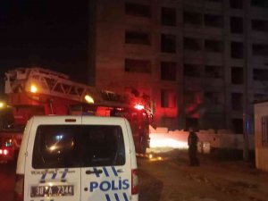 İ̇nşaata Çıkan 2 Arkadaşı Polis İkna Etti