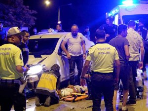 Ehliyetsiz Sürücü ﻿uygulamadan Kaçarken Ters Yöne Girip Kaza Yaptı: 2 Yaralı