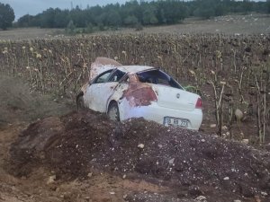 Yoldan Çıkan Otomobil Boş Tarlada Takla Attı: 3 Kişi Yaralandı