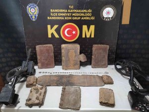 Balıkesir’de İ̇branice Tarihi Eserler Ele Geçirildi