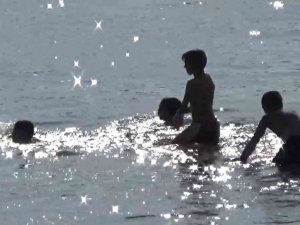 Meriç Nehri’nde Yüzen Çocukların Tehlikeli Oyunu