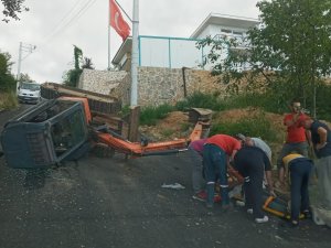Yolda Çalışma Yaptığı Esnada Devrilen Kepçenin Operatörü Yaralandı
