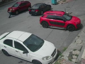 Ümraniye’de El Freni Çekilmeyen Cip Yolda Kaydı, Vatandaş İterek Durdurmaya Çalıştı