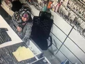 Küçük Çocuğun Gözü Önünde Hırsızlık Yaptı