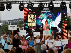 Kuşadası’nda Kadınlar “Barış” İçin Bir Araya Geldi