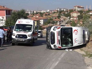 Ambulans İle Otomobil Çarpıştı: 3’ü Sağlıkçı, 4 Yaralı