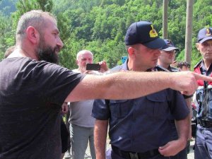 Otomobil Uçuruma Yuvarlandı, Köylü Bariyer İçin Yol Kapattı