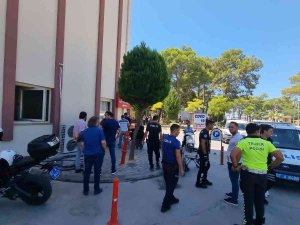 Tedavi İçin Hastaneye Gelen Husumetlilerini Bıçaklayan Kadın Tutuklandı