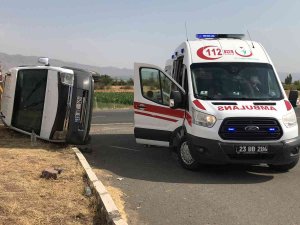Elazığ’da Minibüs İle Hafif Ticari Araç Çarpıştı: 3 Yaralı