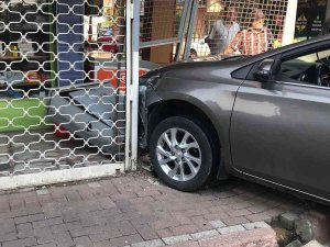 Çarpışan Otomobillerden Biri Marketin Kepenklerine Girdi, O Anlar Kamerada