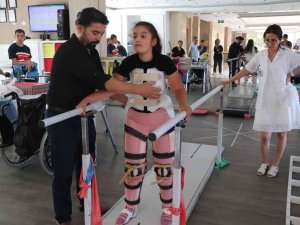 11 Yıl Sonra İlk Adımlarını Atan Betül Tedavisi İçin Yardım Bekliyor