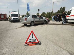 Sivas’ta Otomobiller Çarpıştı: 2 Yaralı