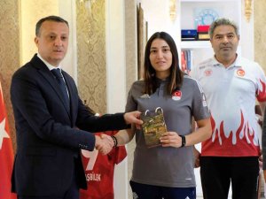Vali Taşbilek, İ̇slami Dayanışma Oyunları’nda Altın Madalya Kazanan Azizoğlu’nu Makamında Kabul Etti