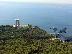 Bakan Akar, Şehitler Abidesi’ni Selamladı