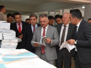Vali Yazıcı, Kitap Deposunda İncelemelerde Bulundu