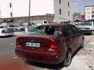 Park Halindeki Otomobilin Üstüne İnşaattan Kalas Düştü