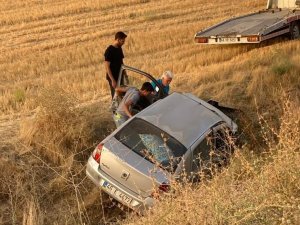 Otomobile Çarpıp Şarampole Uçtu