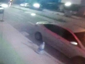 Camı Açık Otomobilden Hırsızlık Yapmak İstedi: Yanlışlıkla Bastığı Korna Ele Verdi
