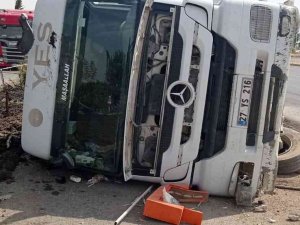 Direksiyon Hakimiyeti Kaybolan Kamyon Böyle Devrildi