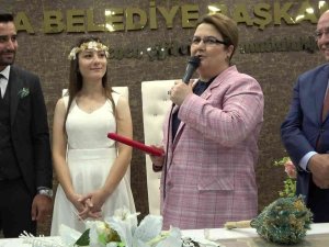 Bakan Yanık, Genç Çifte Sürpriz Nikah Şahitliği Yaptı, Evlilik Cüzdanını Damada Verdi