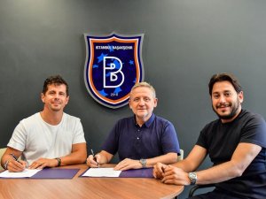 Medipol Başakşehir, Teknik Direktör Emre Belözoğlu’nun Sözleşmesinin 2023-2024 Sezonu Sonuna Kadar Uzatıldığını Açıkladı.