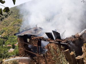 Köydeki Yanan Eve Helikopterli Müdahale