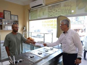 Cumhurbaşkanı Erdoğan’ın Mektubunu Vatandaşa Ulaştırmak İçin Sokak Sokak Geziyorlar