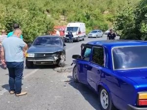 İ̇ki Otomobil Kafa Kafaya Çarpıştı: 2 Yaralı