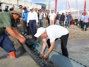 Kayseri’de 2 Milyon Yavru Sazan Balığı Sularla Buluşturuldu