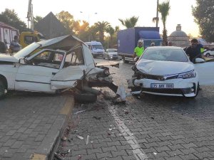 İ̇zmir’de 3 Araçlı Zincirleme Kaza: 3 Yaralı