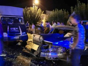 Manisa’da 3 Araç Birbirine Girdi: 1’i Çocuk 4 Yaralı