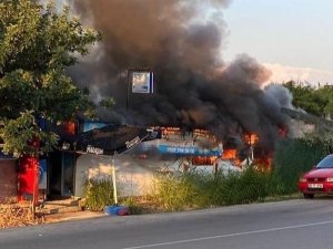 Çıkan Yangında Market Kullanılamaz Hale Geldi
