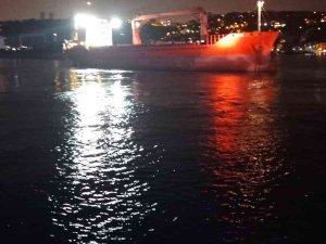 Kargo Gemisi Demir Attı, İ̇stanbul Boğazı Gemi Trafiğine Kapatıldı