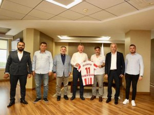 Başkan Büyükakın’a Bilecikspor Forması Hediye Ettiler