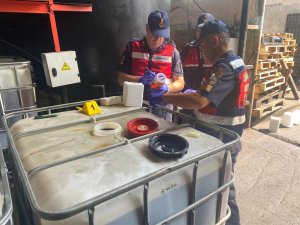 Jandarma’dan Kaçak Motor Yağı Operasyonu: 31 Bin 200 Litre Yağ Ve Binlerce Malzeme Ele Geçirildi