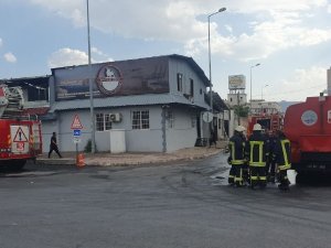 İ̇ş Yerinin Çatısında Çıkan Lastik Yangını Söndürüldü