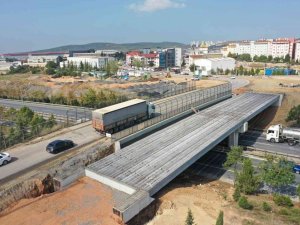 Çayırova Turgut Özal Köprüsü’nde Kiriş Montajı Yapıldı