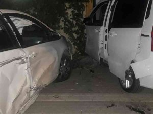 Elazığ’da Kaza Yapan Otomobiller, Atm’ye Daldı: 2 Yaralı