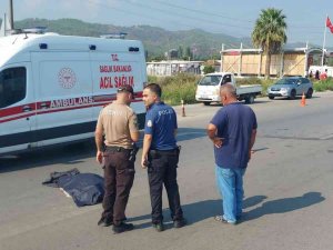 Otomobil Seyir Halindeki Motosiklete Çarptı: 1 Ölü