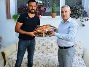 Sanatçı Alişan, Malatya’da Dut Pestiline Hayran Kaldı