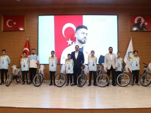 Madalya Kazanan Sporculara Bisiklet Hediyesi