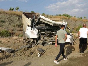 Hurdaya Dönen Kamyondan Yaralı Olarak Kurtuldu