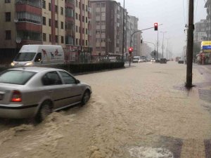 Kastamonu’da Şiddetli Sağanak: Sokaklar Göle Döndü