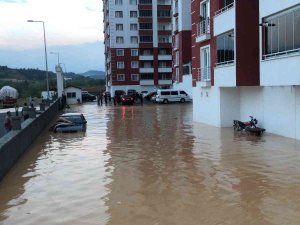 Kastamonu’da Yarım Saat Yağan Yağmur Hayatı Felç Etti