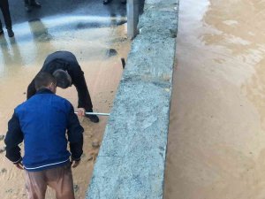 Kastamonu’da Fırtınadan Araçların Üzerine Çatı Uçtu, 3 Kişi Yaralandı