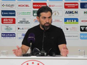 İ̇lhan Palut: "İ̇statistiklerde Daha İyi Olduğumuz Bir Maçı Kazanarak Ayrılıyoruz"